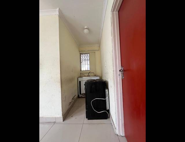 2 BEDROOM PROPERTY TO RENT IN LOMBARDY EAST
